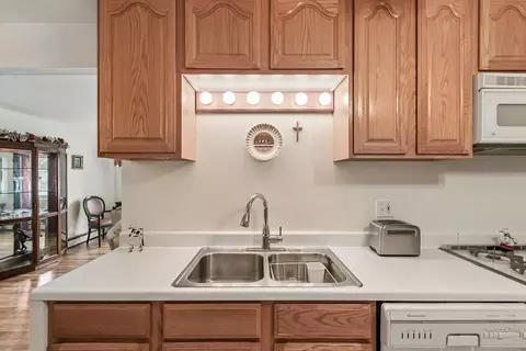 Kitchen - 8924 Kenneth Dr #101A, Des Plaines, IL 60016 photo 4 of 7