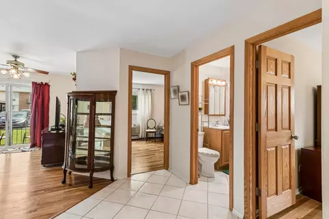 Entry Way - 8924 Kenneth Dr #101A, Des Plaines, IL 60016 photo 1 of 4