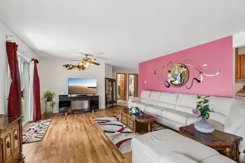 Living - 8924 Kenneth Dr #101A, Des Plaines, IL 60016 photo 3 of 4