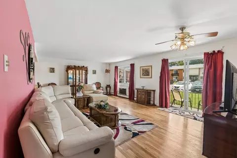 Living - 8924 Kenneth Dr #101A, Des Plaines, IL 60016 photo 1 of 4