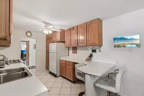 Kitchen - 8924 Kenneth Dr #101A, Des Plaines, IL 60016 photo 3 of 7