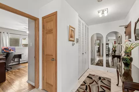 Entry Way - 8924 Kenneth Dr #101A, Des Plaines, IL 60016 photo 4 of 4