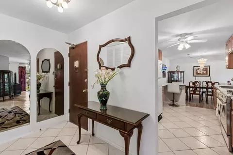 Entry Way - 8924 Kenneth Dr #101A, Des Plaines, IL 60016 photo 3 of 4