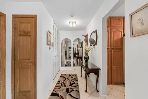 Entry Way - 8924 Kenneth Dr #101A, Des Plaines, IL 60016 photo 2 of 4
