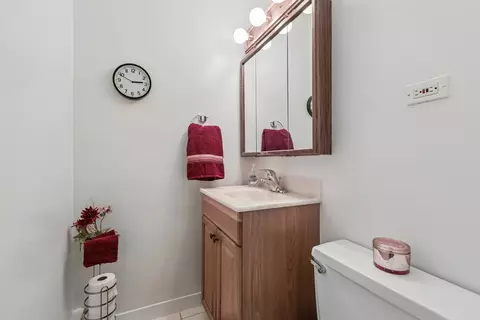 Bath - 8924 Kenneth Dr #101A, Des Plaines, IL 60016 photo 1 of 3