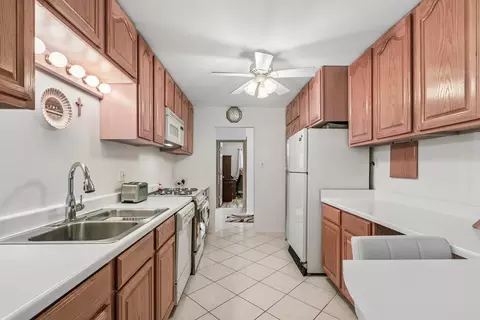 Kitchen - 8924 Kenneth Dr #101A, Des Plaines, IL 60016 photo 7 of 7