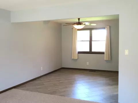 Living - 116 Crabapple Ln, Morris, IL 60450 photo 3 of 6