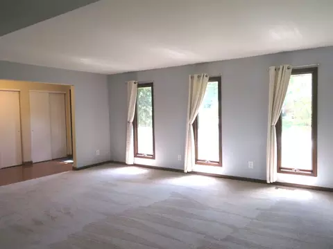 Living - 116 Crabapple Ln, Morris, IL 60450 photo 2 of 6