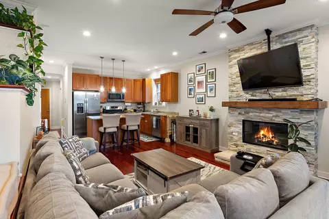 Living - Undisclosed, Chicago, IL 60622 photo 3 of 4
