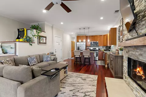 Living - Undisclosed, Chicago, IL 60622 photo 4 of 4