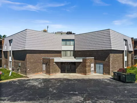 924 S Lake Ct #105, Westmont, IL 60559