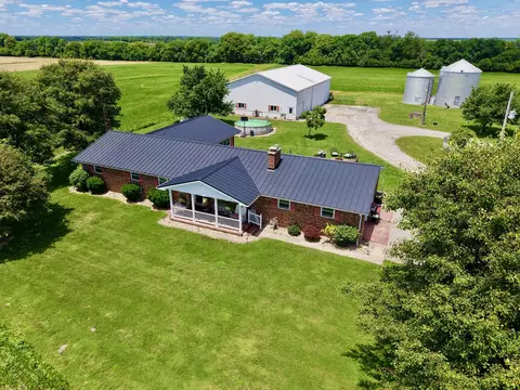 623 Pear Ln, Xenia, IL 62899