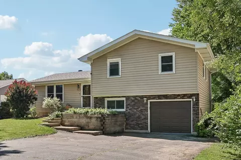 523 Maplewood Dr, Antioch, IL 60002