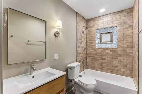 Bath - 819 Mapleton Ave, Oak Park, IL 60302 photo 1 of 5