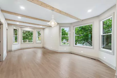 Living - 819 Mapleton Ave, Oak Park, IL 60302 photo 4 of 5