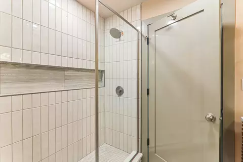 Bath - 819 Mapleton Ave, Oak Park, IL 60302 photo 3 of 5