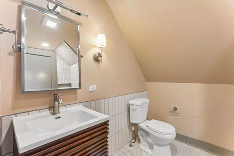 Bath - 819 Mapleton Ave, Oak Park, IL 60302 photo 2 of 5