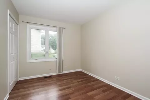 Bedroom - 1475 Rosedale Ln, Hoffman Estates, IL 60169 photo 5 of 6