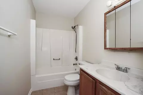 Bath - 1475 Rosedale Ln, Hoffman Estates, IL 60169 photo 2 of 2
