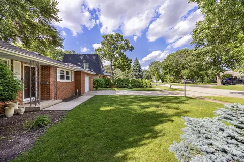 Exterior - 712 Spring St, Roselle, IL 60172 photo 2 of 7