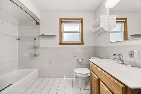 Bath - 712 Spring St, Roselle, IL 60172 photo 1 of 2