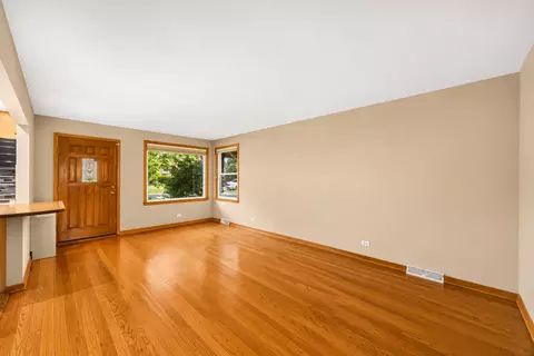 Living - 712 Spring St, Roselle, IL 60172 photo 2 of 3