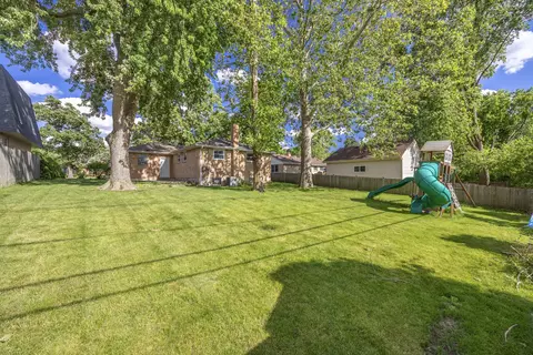 Exterior - 712 Spring St, Roselle, IL 60172 photo 5 of 7
