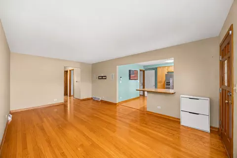Living - 712 Spring St, Roselle, IL 60172 photo 1 of 3