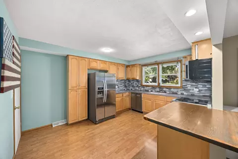 Kitchen - 712 Spring St, Roselle, IL 60172 photo 3 of 3