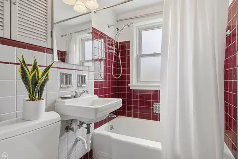 Bath - 414 Barton Ave, Evanston, IL 60202 photo 1 of 3