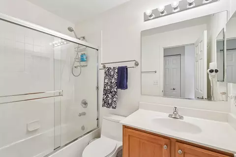 Bath - 654 Astor Ln, Wheeling, IL 60090 photo 4 of 4