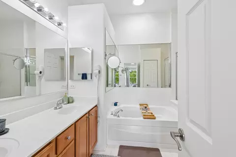Bath - 654 Astor Ln, Wheeling, IL 60090 photo 2 of 4