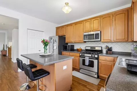 Kitchen - 654 Astor Ln, Wheeling, IL 60090 photo 2 of 4