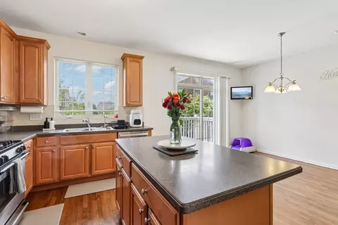 Kitchen - 654 Astor Ln, Wheeling, IL 60090 photo 3 of 4