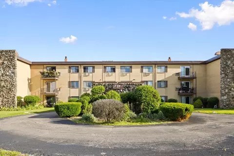 725 W Dempster St #310, Des Plaines, IL 60016