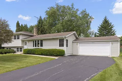 3 S582 Behrs Circle Dr, Warrenville, IL 60555