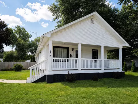 202 Gladiolus St, Momence, IL 60954