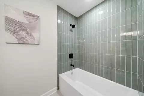 Bath - 34 Berkshire Dr, Wheeling, IL 60090 photo 2 of 4