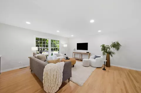 Living - 34 Berkshire Dr, Wheeling, IL 60090 photo 1 of 5