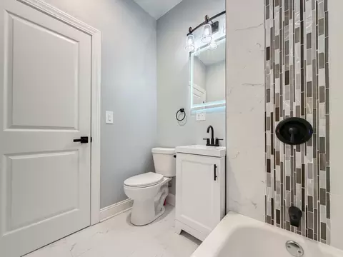 Bath - 7618 S Carpenter St, Chicago, IL 60620 photo 2 of 5