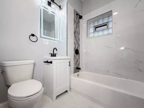 Bath - 7618 S Carpenter St, Chicago, IL 60620 photo 1 of 5