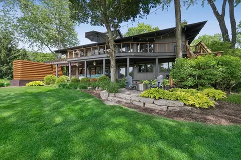 83 Lakeview Pkwy, Barrington, IL 60010