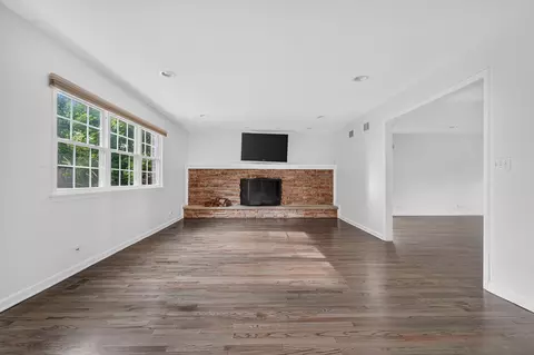 Living - 613 Michelline Ln, Northbrook, IL 60062 photo 2 of 4