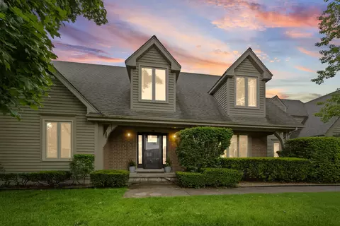 16 Old Barn Rd, Hawthorn Woods, IL 60047