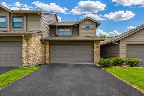 8044 Wildwood Ln, Darien, IL 60561