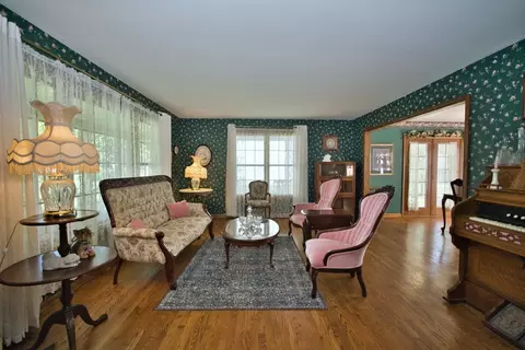 Living - 248 Perth Rd, Cary, IL 60013 photo 4 of 4