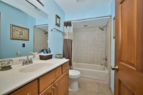 Bath - 248 Perth Rd, Cary, IL 60013 photo 4 of 4
