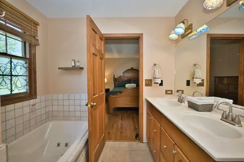 Bath - 248 Perth Rd, Cary, IL 60013 photo 3 of 4
