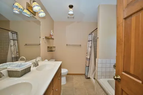 Bath - 248 Perth Rd, Cary, IL 60013 photo 2 of 4