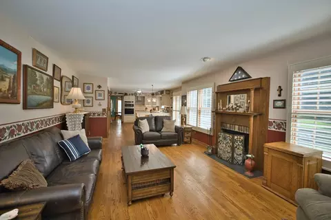 Living - 248 Perth Rd, Cary, IL 60013 photo 3 of 4